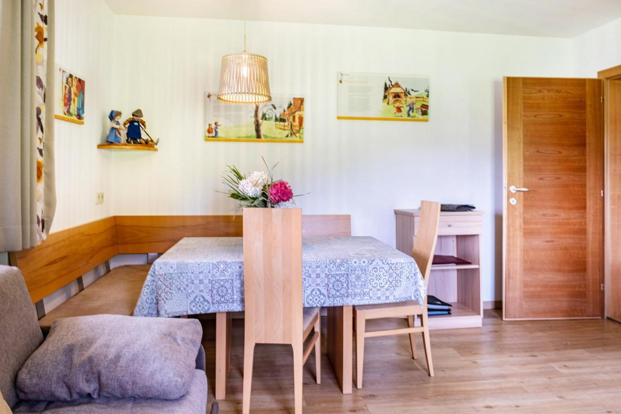 Umes Haensel Und Gretel Schlosshof מראה חיצוני תמונה